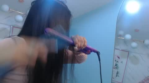 Snapshot of victoria_hernandez_t chatting on 04/23/26, 01:02 Victoria online show from 04/23/26, 01:02