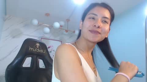 Snapshot of victoria_hernandez_t chatting on 05/16/26, 12:59 Victoria online show from 05/16/26, 12:59