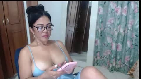 Snapshot of victoria_milf06 chatting on 06/19/26, 04:06 victoria online show from 06/19/26, 04:06