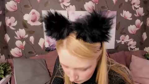 Snapshot of victoria_nixx chatting on 12/18/25, 03:29 Victoria online show from 12/18/25, 03:29