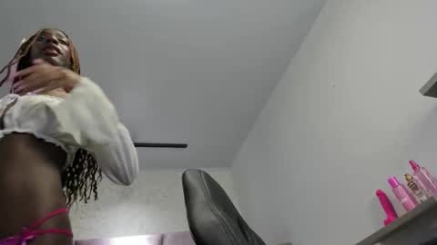 Snapshot of victoria_noir_18 chatting on 10/23/25, 08:51 Vicky online show from 10/23/25, 08:51