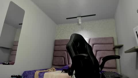 Snapshot of victoria_noir_18 chatting on 11/04/25, 07:13 Vicky online show from 11/04/25, 07:13