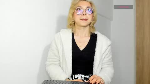Snapshot of victoria_qq chatting on 05/24/26, 09:53 D A N I online show from 05/24/26, 09:53