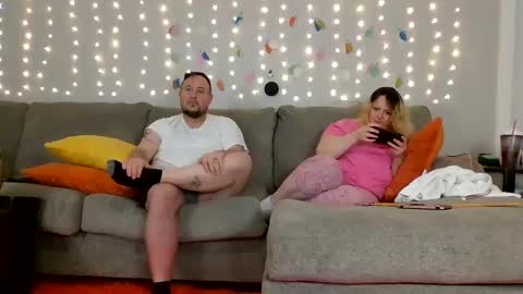 Snapshot of victoriaandjesse chatting on 12/17/24, 04:45 Victoria and Jesse online show from 12/17/24, 04:45