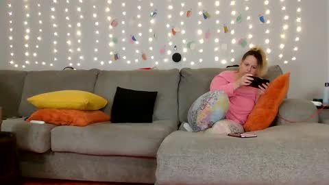 Snapshot of victoriaandjesse chatting on 12/21/24, 03:03 Victoria and Jesse online show from 12/21/24, 03:03