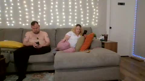 Snapshot of victoriaandjesse chatting on 09/18/25, 01:18 Victoria and Jesse online show from 09/18/25, 01:18