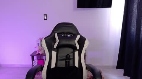 Snapshot of victoriahot_23 chatting on 10/26/25, 06:58 Kim 3 online show from 10/26/25, 06:58