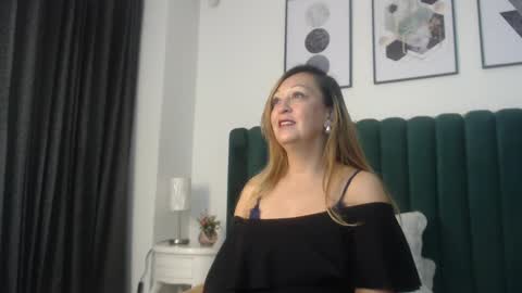 victoriaqueen_fg_ online show from 09/30/25, 01:27