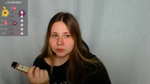 Snapshot of victoriassecrets_ chatting on 10/27/25, 02:21 victoriassecrets_ online show from 10/27/25, 02:21