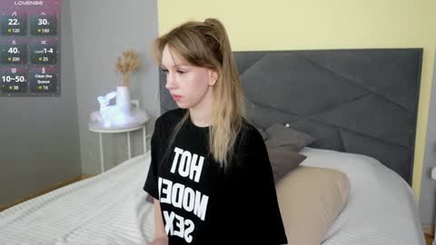 Snapshot of victoriathomsons chatting on 12/18/24, 05:37 V I C T O R I A online show from 12/18/24, 05:37