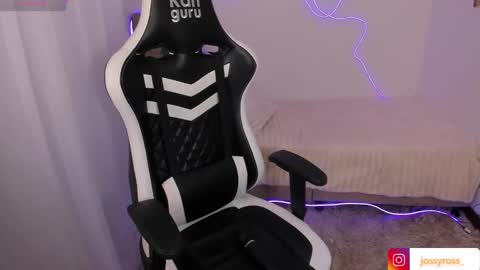 V  I C  T O R I A  online show from 10/10/25, 09:14