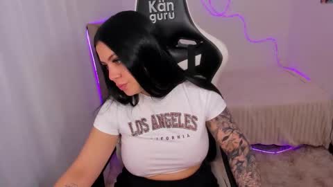 V  I C  T O R I A  online show from 11/15/25, 04:25