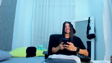 Snapshot of viictoriiasaenz chatting on 04/17/26, 03:20 viictoriiasaenz online show from 04/17/26, 03:20