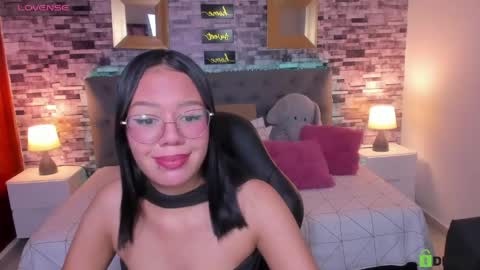 Snapshot of viiolet__moon chatting on 04/21/26, 07:39 Violet online show from 04/21/26, 07:39