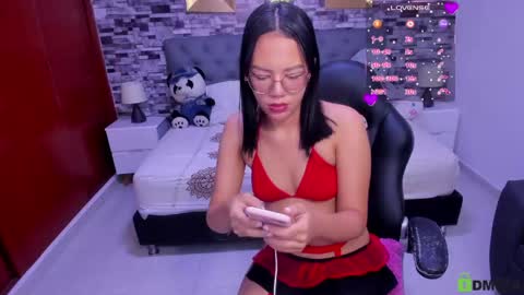 Snapshot of viiolet__moon chatting on 04/27/26, 08:18 Violet online show from 04/27/26, 08:18