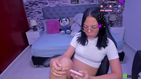Snapshot of viiolet__moon chatting on 04/30/26, 06:25 Violet online show from 04/30/26, 06:25