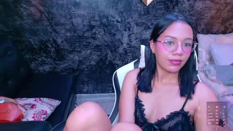 Snapshot of viiolet__moon chatting on 05/05/26, 09:45 Violet online show from 05/05/26, 09:45