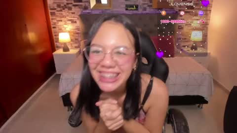 Snapshot of viiolet__moon chatting on 05/22/26, 04:56 Violet online show from 05/22/26, 04:56