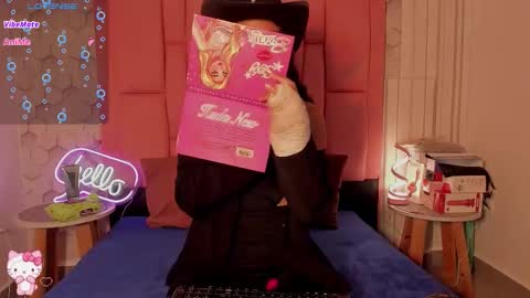 Violet online show from 11/08/25, 01:00