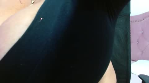 Snapshot of viiolleta chatting on 11/19/25, 01:11 viioleta online show from 11/19/25, 01:11