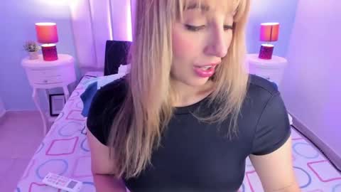 Snapshot of viiooleet chatting on 05/04/26, 12:12 Violet online show from 05/04/26, 12:12