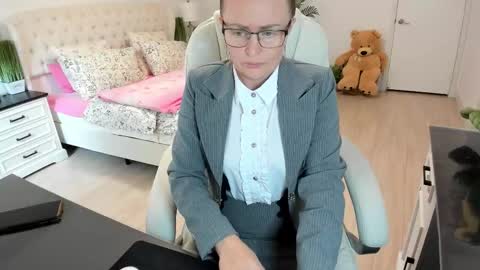 Snapshot of vika7333 chatting on 10/20/25, 07:36 Ukrainian-woman online show from 10/20/25, 07:36