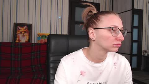 Snapshot of vikaericka chatting on 04/14/26, 07:58 Vika online show from 04/14/26, 07:58