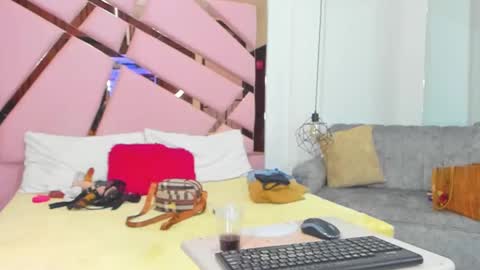 vikiTomson online show from 02/12/25, 12:33