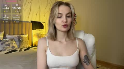 Snapshot of vikky_moon chatting on 04/23/26, 01:40 Vikky online show from 04/23/26, 01:40