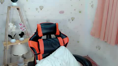 Snapshot of vikkylustfull chatting on 10/25/25, 05:04 vikkylustfull online show from 10/25/25, 05:04