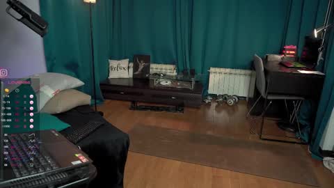 Snapshot of viktor_secret chatting on 10/19/25, 04:24 fansly  VITEKsecret online show from 10/19/25, 04:24