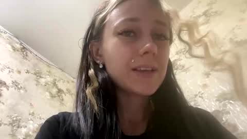 Snapshot of viktoria9898 chatting on 05/18/26, 12:18 Sweett online show from 05/18/26, 12:18
