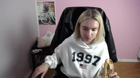 Snapshot of viktoria_lovely chatting on 03/17/26, 07:33 viktoria_lovely online show from 03/17/26, 07:33