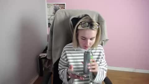 Snapshot of viktoria_lovely chatting on 03/18/26, 10:40 viktoria_lovely online show from 03/18/26, 10:40