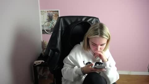 Snapshot of viktoria_lovely chatting on 03/27/26, 08:26 viktoria_lovely online show from 03/27/26, 08:26