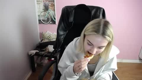 Snapshot of viktoria_lovely chatting on 04/17/26, 07:00 viktoria_lovely online show from 04/17/26, 07:00