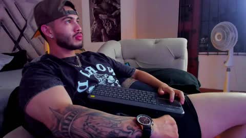 Snapshot of vincentblack_ chatting on 05/30/26, 10:34 Vincent online show from 05/30/26, 10:34