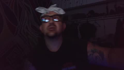 Snapshot of vineatspussnluvsit chatting on 10/17/25, 06:49 onlyhaveeyes4u online show from 10/17/25, 06:49