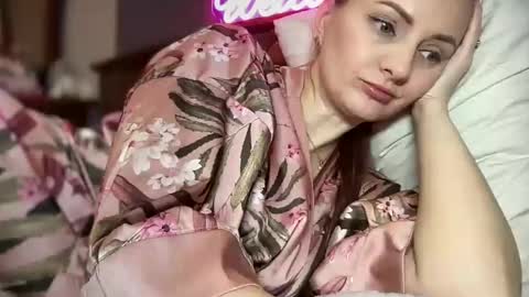 Snapshot of viola_1 chatting on 02/17/25, 04:04 Funny girl online show from 02/17/25, 04:04