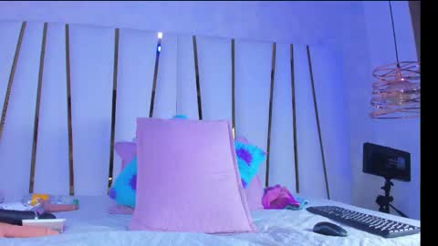 violeet_gray online show from 10/05/25, 11:41