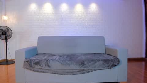 Snapshot of violeet_scott chatting on 01/04/25, 04:43 Violett  Everyday From 0530 to 1430 Col Time online show from 01/04/25, 04:43