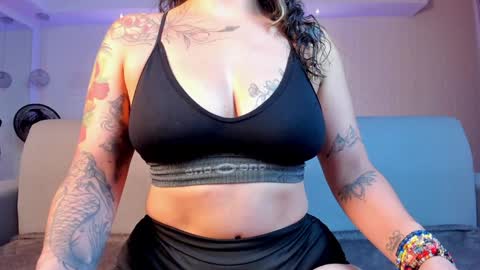 Snapshot of violeet_scott chatting on 01/27/25, 04:54 Violett  Everyday From 0530 to 1430 Col Time online show from 01/27/25, 04:54