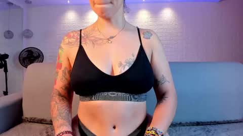 Snapshot of violeet_scott chatting on 02/10/25, 01:44 Violett  Everyday From 0530 to 1430 Col Time online show from 02/10/25, 01:44