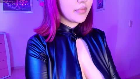Snapshot of violeet_smile chatting on 10/21/25, 12:50 violet online show from 10/21/25, 12:50
