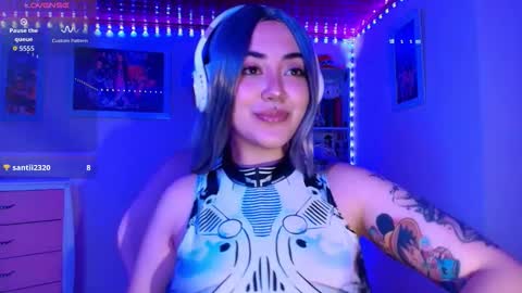 Snapshot of violeet_smile chatting on 11/25/25, 05:18 violet online show from 11/25/25, 05:18