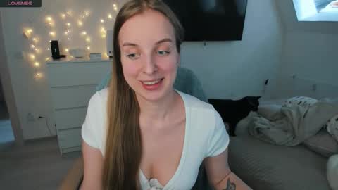 Snapshot of violet_blue_eyes chatting on 03/27/26, 12:49 Violet online show from 03/27/26, 12:49