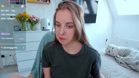 Snapshot of violet_blue_eyes chatting on 03/30/26, 01:23 Violet online show from 03/30/26, 01:23