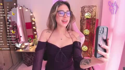 Snapshot of violet_ch chatting on 01/24/25, 05:21 violet online show from 01/24/25, 05:21