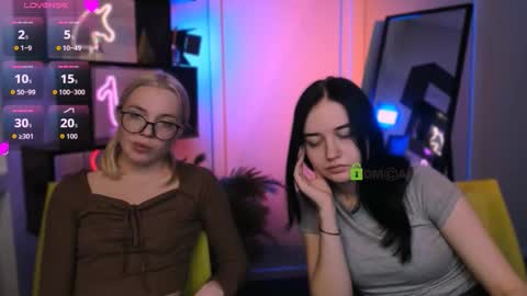 Snapshot of violet_moxi chatting on 12/20/25, 12:40 violet_moxi online show from 12/20/25, 12:40