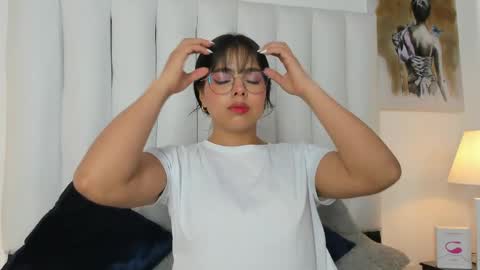 Snapshot of violet_queen2 chatting on 04/01/26, 07:22 Mary online show from 04/01/26, 07:22
